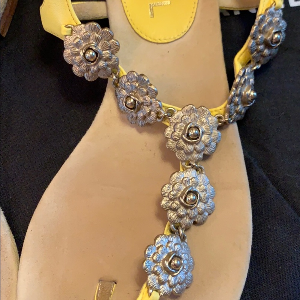Beautiful CHANEL Camellia embellished sandals - Picture 3 of 5